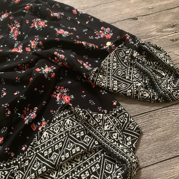 B2G1💕 Floral V Neck Plus Size Top - Picture 6 of 7